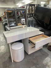 Load image into Gallery viewer, 2591 Dresser with 5 Drawers and Chair (LED Light) White
