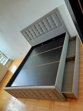 Load image into Gallery viewer, Brinley Queen Bed Frame
