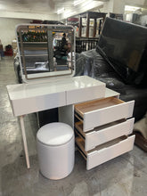 Load image into Gallery viewer, 2591 Dresser with 5 Drawers and Chair (LED Light) White
