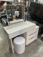 Load image into Gallery viewer, 2591 Dresser with 5 Drawers and Chair (LED Light) White
