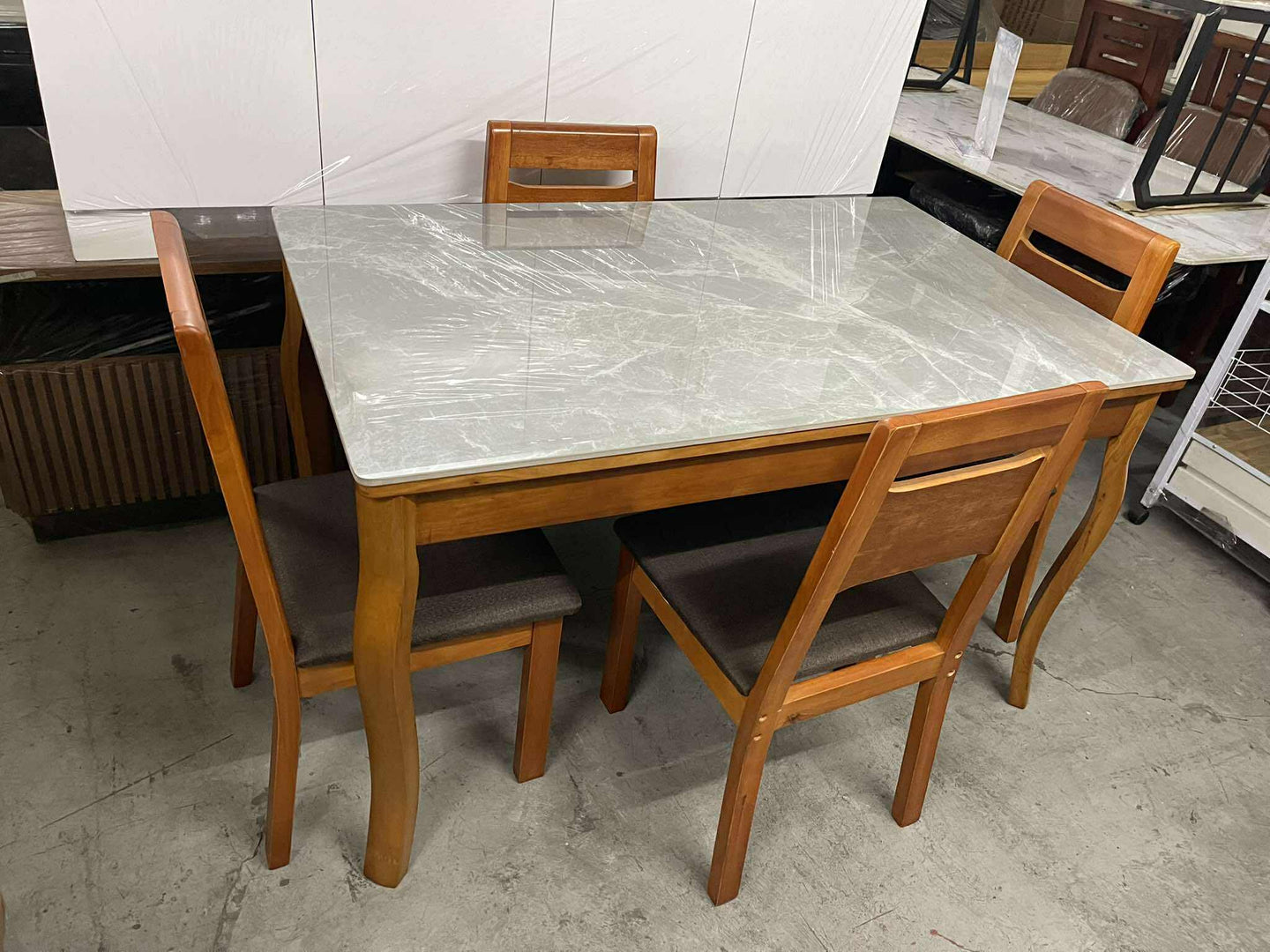 H2 902-3 Dining Set